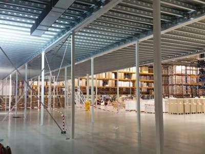 Levering og montering av mezzanin reolsystem.7